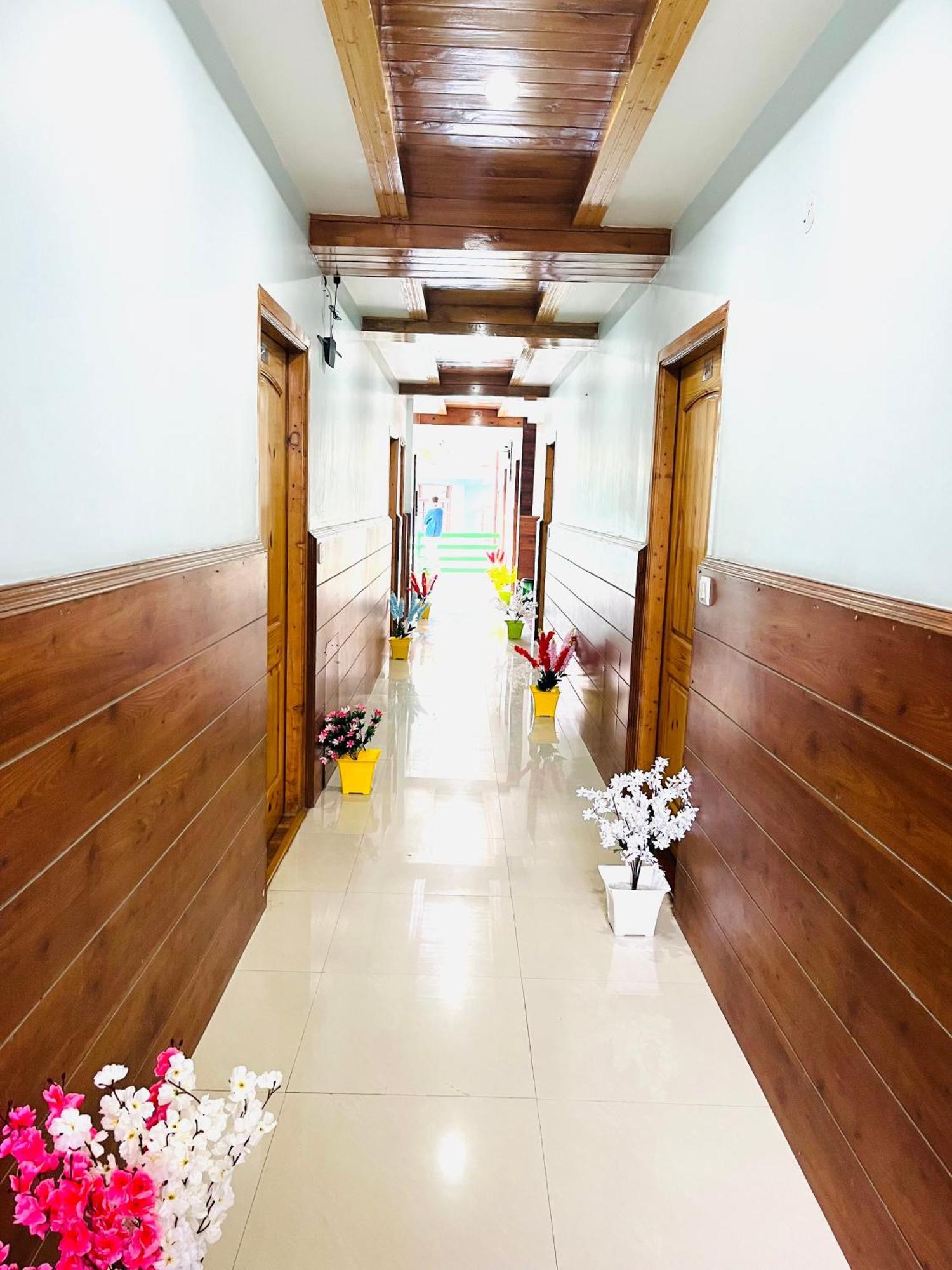Vista Resort, Manali - ! Near Mall Road !! Hot & Cold Ac Rooms !! Best Selling !! Big Parking !! Luxury Collection !! Open Terrace !! Lift !! Playing Zone !! Property Of The Year ! Exteriör bild